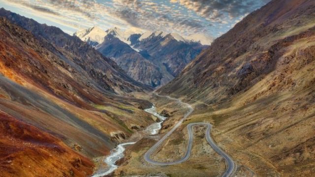 Pamjet që të lënë pa frymë! Mrekullia e 8-të e botës: Autostrada që kalon mbi re (Video) Pamjet që të lënë pa frymë! Mrekullia e 8-të e botës: Autostrada që kalon mbi re (Video)