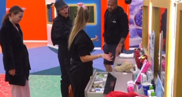 Publikohen FOTOT që po bëjnë xhiron e rrjetit: Fenomeni i Luizit kalon kufijtë e çdo imagjinate! Tregtarët në Shkodër shpalosin “shpirtin e marketingut” edhe te fruta e perimet Publikohen FOTOT që po bëjnë xhiron e rrjetit: Fenomeni i Luizit kalon kufijtë e çdo imagjinate! Tregtarët në Shkodër shpalosin “shpirtin e marketingut” edhe te fruta e perimet