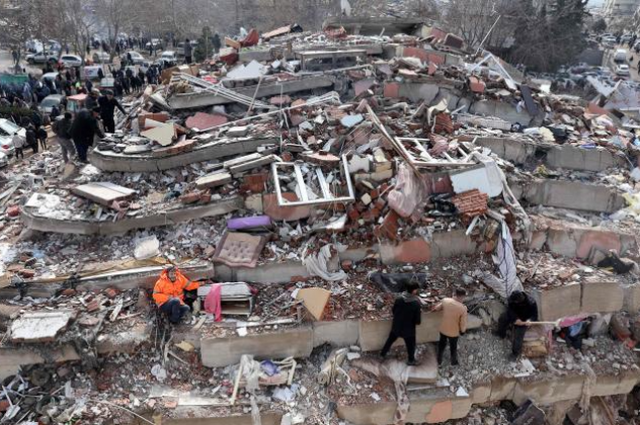 Tërmeti shkatërrimtar në Turqi/ Babai mban dorën e vajzës së pajetë në rrënoja, historia pas fotos së trishtë që po ‘bën namin’ në rrjet Tërmeti shkatërrimtar në Turqi/ Babai mban dorën e vajzës së pajetë në rrënoja, historia pas fotos së trishtë që po ‘bën namin’ në rrjet