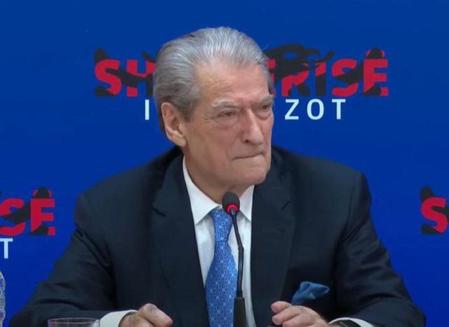 E premtja frenetike e Sali non gratës! Pas Kristaq Ramës e kap me Yuri Kim: Ajo i bën “tenderat pa garë”! E premtja frenetike e Sali non gratës! Pas Kristaq Ramës e kap me Yuri Kim: Ajo i bën “tenderat pa garë”!