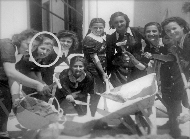 Çfarë tha Ramize Gjebrea, kur mbi trupin e saj ranë breshëritë e para të skuadrës së pushkatimit! Çfarë tha Ramize Gjebrea, kur mbi trupin e saj ranë breshëritë e para të skuadrës së pushkatimit!