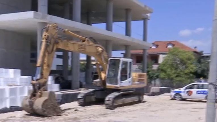 Bëni çfarë të doni me ligjin bëjeni “leckë”, partia jonë ju mbron, jo si këta socialistët.. (Foto) Bëni çfarë të doni me ligjin bëjeni “leckë”, partia jonë ju mbron, jo si këta socialistët.. (Foto)