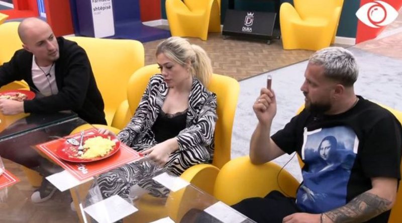 S’kam fansa fëmijë unë o burrë të më sjellin drona”! Luizi kapet keq Kristin: Ty do të të hedhin manikyra shoqet S’kam fansa fëmijë unë o burrë të më sjellin drona”! Luizi kapet keq Kristin: Ty do të të hedhin manikyra shoqet