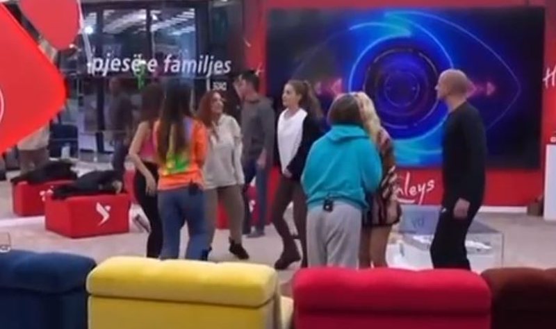 Për t’i shpëtuar eleminimit të sigurtë Olta me Dean bëjnë skena lezbizmi. puthen në buzë: Shikoni reagimin direkt pas skenës “hot” (Video)