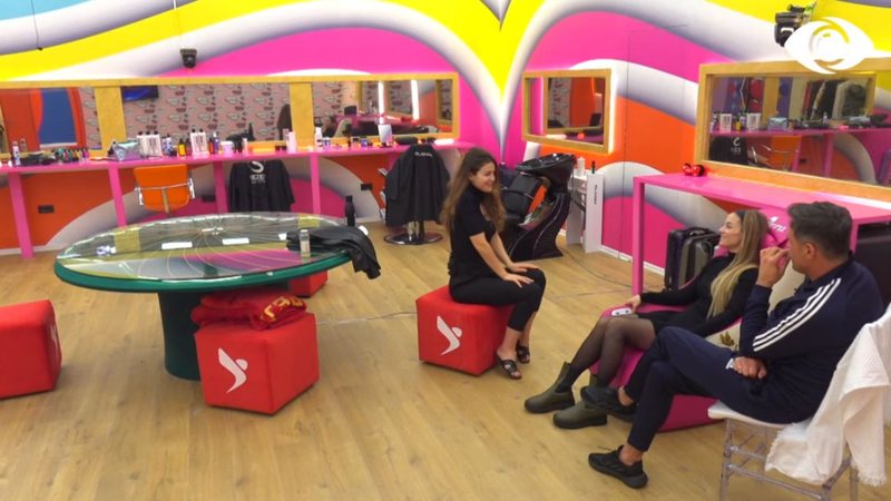 “Kam dy persona që pëlqejë këtu”! Deklarata e Bledit ‘bën lëmsh’ shtëpinë e “BBVA”: Armaldo ‘ngacmon’ Diolën dhe Nitën, ja përgjigjet e papritura (Video) “Kam dy persona që pëlqejë këtu”! Deklarata e Bledit ‘bën lëmsh’ shtëpinë e “BBVA”: Armaldo ‘ngacmon’ Diolën dhe Nitën, ja përgjigjet e papritura (Video)