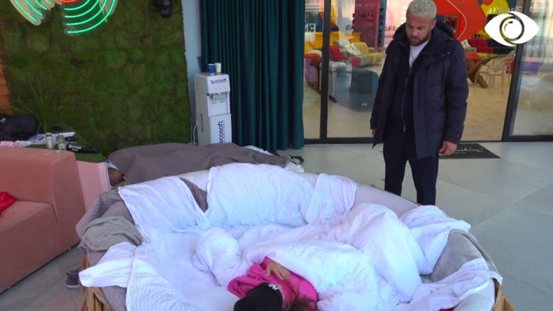 Ç’po ndodh me çiftin? Luizi debat me Kiarën që në mëngjes: “Pse bën kështu skenash”?! (Video) Ç’po ndodh me çiftin? Luizi debat me Kiarën që në mëngjes: “Pse bën kështu skenash”?! (Video)