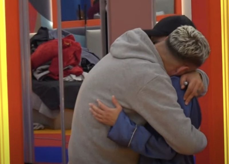 VIDEO/ Çifti nuk duron dot më, Luizi pajtohet me Kiarën, plasin puthjet dhe përqafimet