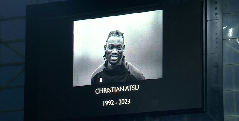 VIDEO/ Momente drithëruese në stadium! Humbi jetën nga tërmeti në Turqi: Nderohet mes lotësh dhe duartrokitjesh ish-futbollisti i Çelsit VIDEO/ Momente drithëruese në stadium! Humbi jetën nga tërmeti në Turqi: Nderohet mes lotësh dhe duartrokitjesh ish-futbollisti i Çelsit