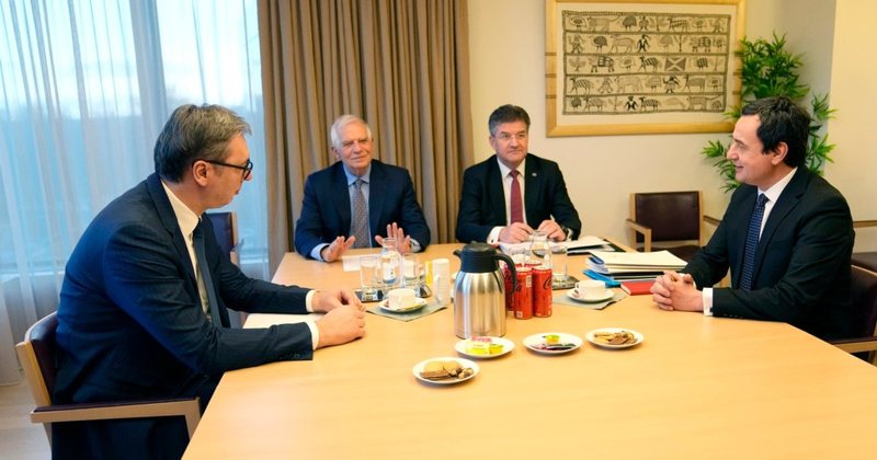 Takimi në Bruksel: Si plasi sherri mes krerëve të shteteve? Kurti i tha Vuçiçit: “Ti je Millosheviçi”! Ai iu kthye : “Mbylle gojën se se po ta fus një shpullë” Takimi në Bruksel: Si plasi sherri mes krerëve të shteteve? Kurti i tha Vuçiçit: “Ti je Millosheviçi”! Ai iu kthye : “Mbylle gojën se se po ta fus një shpullë”