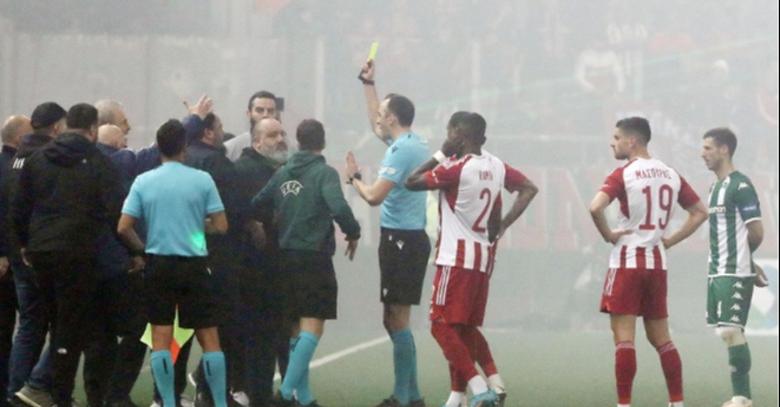 Tensione në derbin grek, futbollistit shqiptar i anulohet goli në minutën e fundit, presidenti i Olimpiakosit zbret në fushë Tensione në derbin grek, futbollistit shqiptar i anulohet goli në minutën e fundit, presidenti i Olimpiakosit zbret në fushë