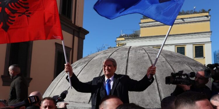 Pa larguar Berishën, nuk e rrëzoni dot Edi Ramën Pa larguar Berishën, nuk e rrëzoni dot Edi Ramën