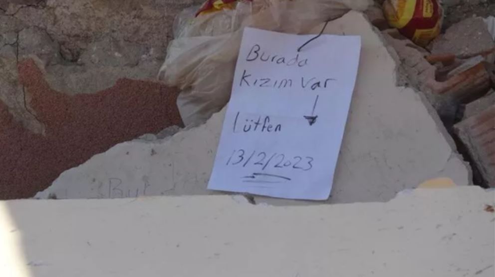 ‘Kam një vajzë këtu, ju lutem’! Pusulla e gjetur mes rrënojash që theu zemrat në Turqi