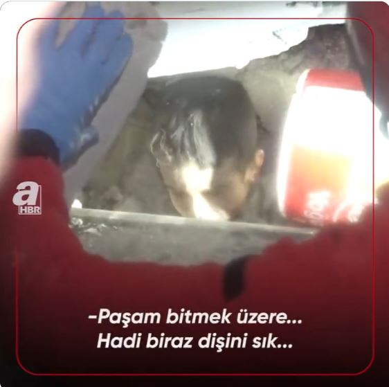 Video që përlot/ “Sa të të shpëtoj, do të marr një çokollatë”: Biseda emocionuese e personelit të kërkimit me vogëlushin e ngecur nën rrënoja Video që përlot/ “Sa të të shpëtoj, do të marr një çokollatë”: Biseda emocionuese e personelit të kërkimit me vogëlushin e ngecur nën rrënoja