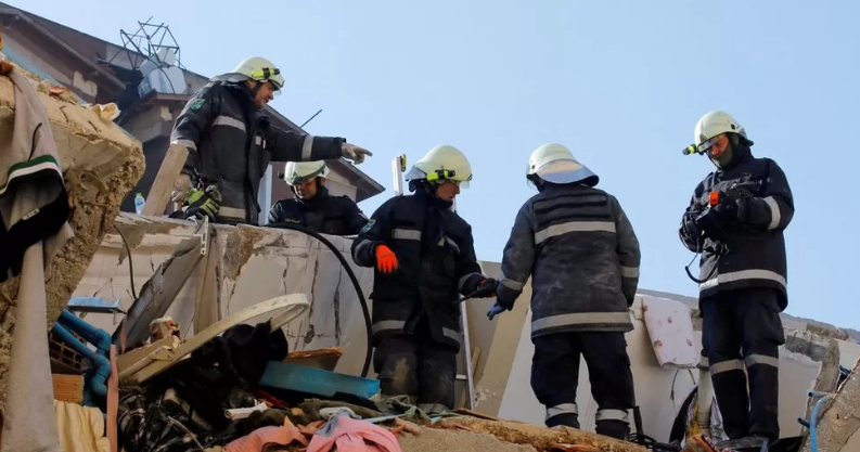 Zbehen shpresat për shpëtim, mbi 28,000 të vdekur nga tërmeti në Turqi dhe Siri. 113 urdhër-arreste për shembjet e ndërtesave Zbehen shpresat për shpëtim, mbi 28,000 të vdekur nga tërmeti në Turqi dhe Siri. 113 urdhër-arreste për shembjet e ndërtesave