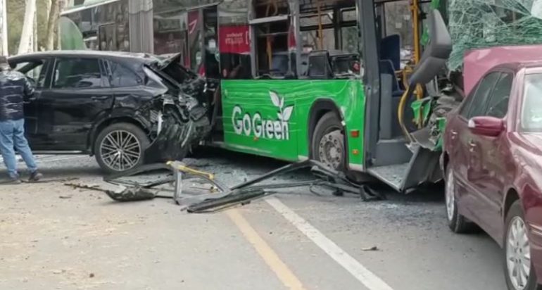 Dëshmia e shoferit të Porche që u përfshi në aksidentin e frikshëm me autobuzin tek Shallvaret