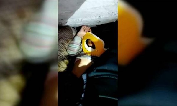 Vogëlushja u shpëtua pas 61 orësh nën gërmadha, shkaktoi të qeshura tek ekipet e shpëtimit në Turqi, ja pyetja që iu bëri