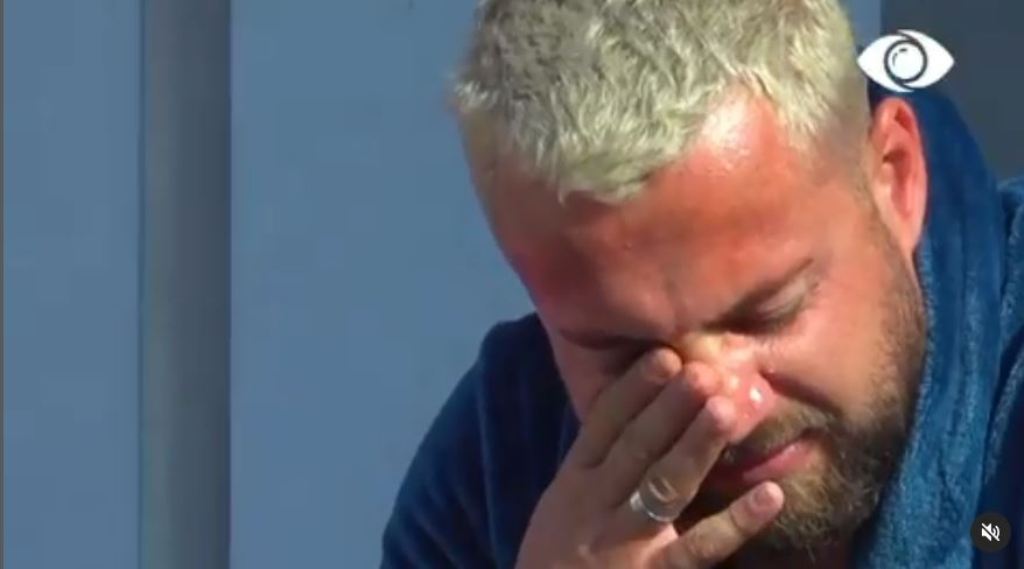 Çfarë e mundon kaq shumë? Luizit i rrjedhin lotët ‘çurg’ ndësa rri i vetëm në oborr!?