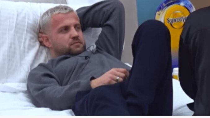 “Ka kënduar vetëm dy këngë”! Luizi nuk ia përton Maestros, i kthen përgjigjen epike: Tek njëra prej tyre ke qenë në kor “Ka kënduar vetëm dy këngë”! Luizi nuk ia përton Maestros, i kthen përgjigjen epike: Tek njëra prej tyre ke qenë në kor