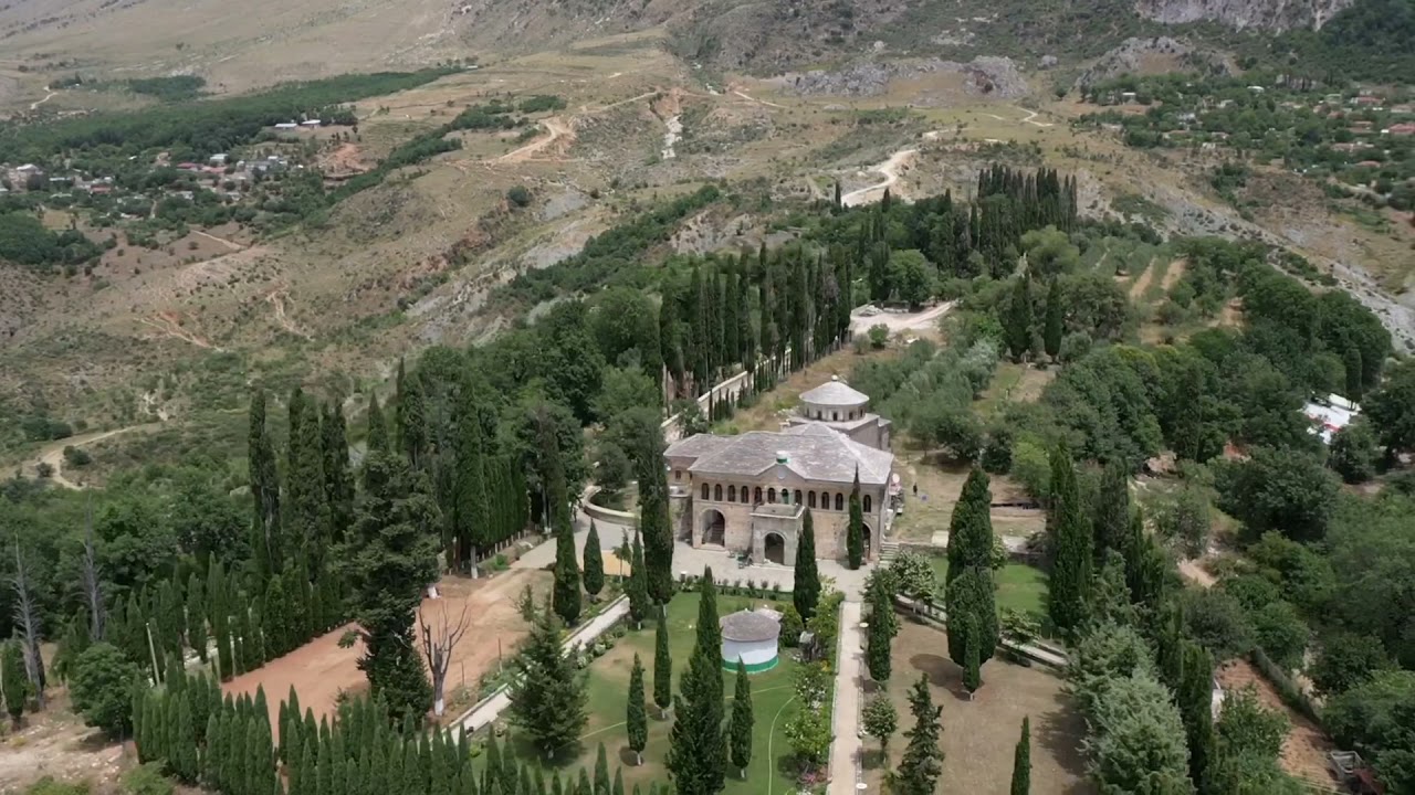 Është djali i vetëm i familjes, në moshën 15-vjeçare vendosi të bëhej dervish dhe të vishte “rrobën e vdekjes”