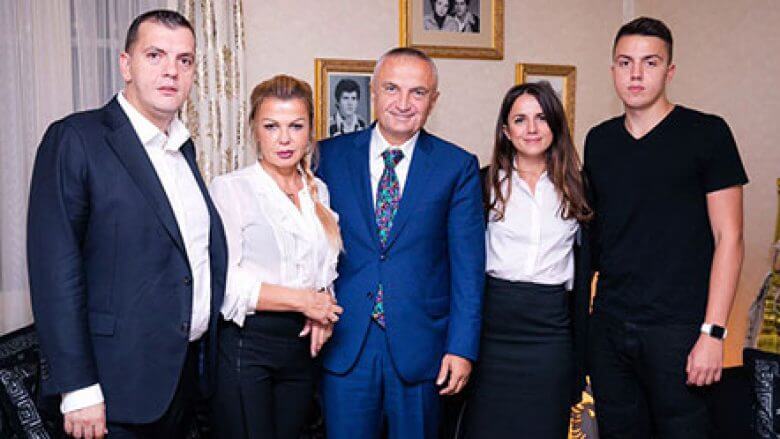 Gazetari zbulon drekën e zyrtarit të FBI në Dhërmi me deputetë të PD, reagon Rudina Hajdari: Ja si është e vërteta Gazetari zbulon drekën e zyrtarit të FBI në Dhërmi me deputetë të PD, reagon Rudina Hajdari: Ja si është e vërteta