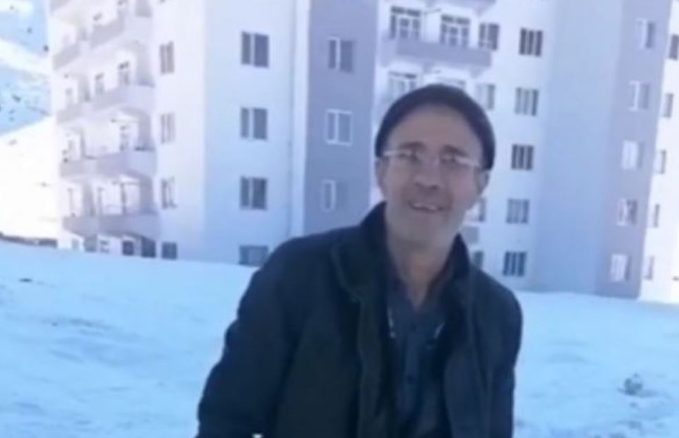 Para tërmetit i vunë gjobë se kishte ndërtuar pallate të shëmtuara, por asnjëri prej tyre nuk u shemb, tani duan t’i japin medalje Para tërmetit i vunë gjobë se kishte ndërtuar pallate të shëmtuara, por asnjëri prej tyre nuk u shemb, tani duan t’i japin medalje