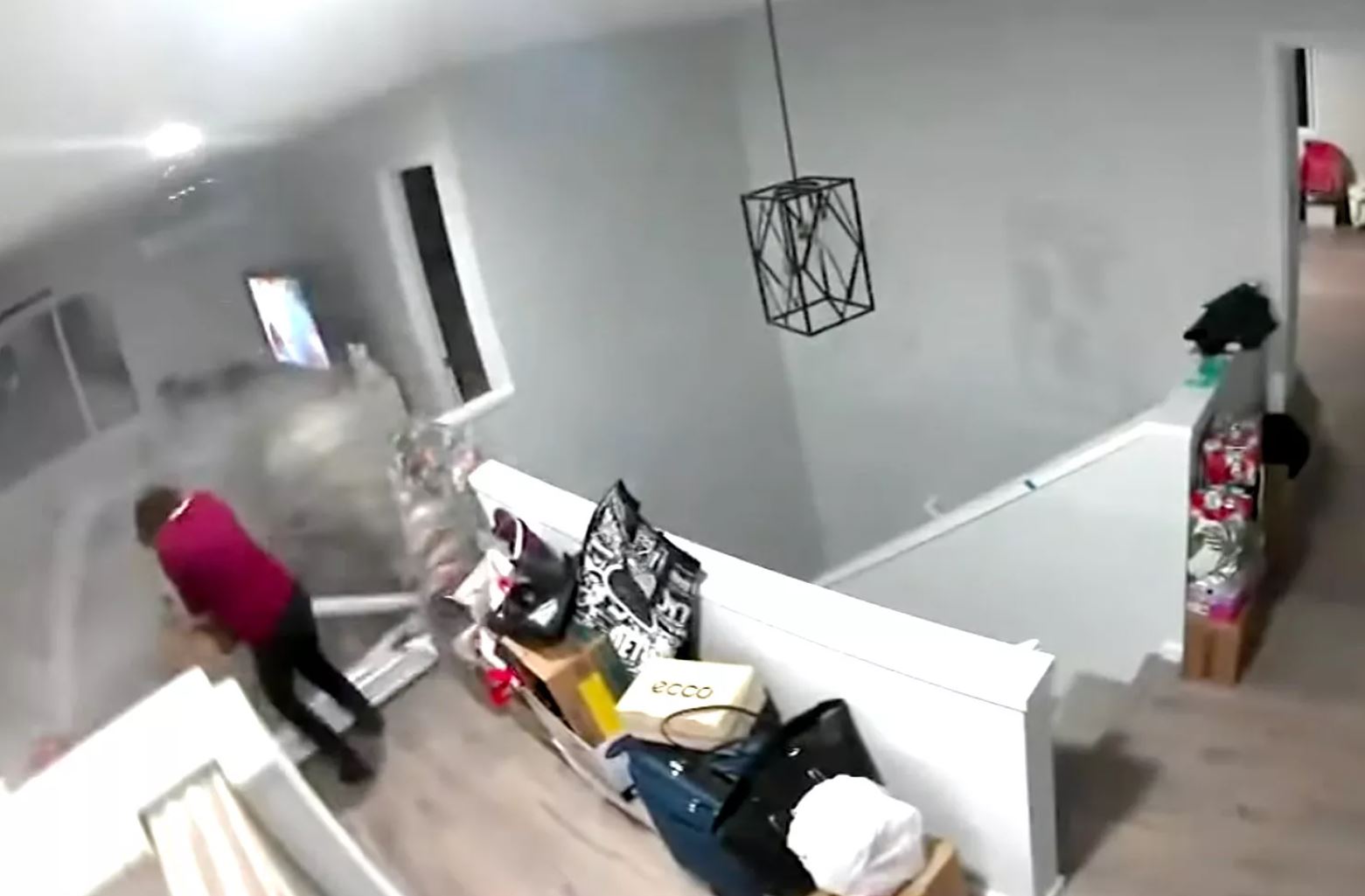 “Zoti është me mua”, guri masiv përfundon brenda shtëpisë (Video) “Zoti është me mua”, guri masiv përfundon brenda shtëpisë (Video)