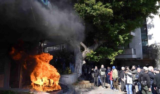 Nuk ka më para, qytetarët djegin bankat