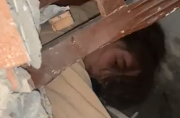 “Mos më lër vetëm!”, vajza e ngecur nën rrënoja flet me ekipin e shpëtimit në Turqi: Kam ftohtë! “Mos më lër vetëm!”, vajza e ngecur nën rrënoja flet me ekipin e shpëtimit në Turqi: Kam ftohtë!