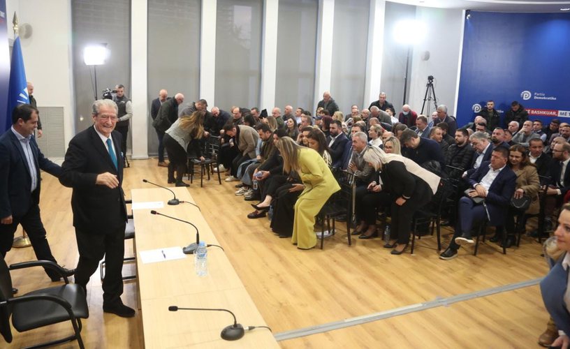 Gjuha e trupit tradhton Berishën në Këshill Kombëtar! Me fytyra të nxira me bezdi dhe nervozizëm dëgjojnë Saliun Gjuha e trupit tradhton Berishën në Këshill Kombëtar! Me fytyra të nxira me bezdi dhe nervozizëm dëgjojnë Saliun