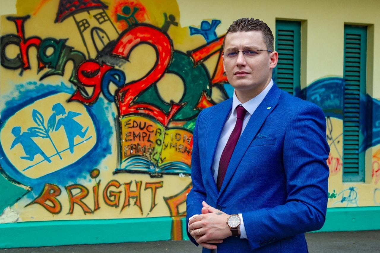 U braktis nga nëna ditën që lindi, Drejtor Rajonal i Qarkut Tiranë në Shërbimin Social Shtetëror Alfred Muharemi rrëfen historinë e jetës së tij, sa rrëqethëse aq edhe frymëzuese U braktis nga nëna ditën që lindi, Drejtor Rajonal i Qarkut Tiranë në Shërbimin Social Shtetëror Alfred Muharemi rrëfen historinë e jetës së tij, sa rrëqethëse aq edhe frymëzuese