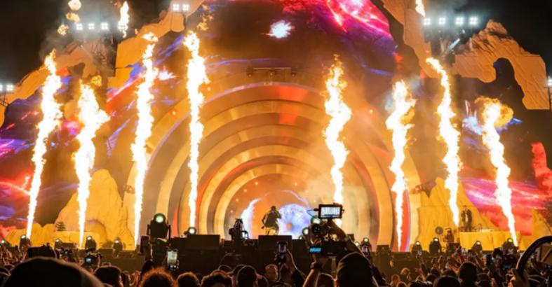 VIDEO/ Momenti i rëndë kur rrëzohet dhe humb jetën në skenë reperi i njohur 28 vjeçarë gjatë performancës live (VIDEO) VIDEO/ Momenti i rëndë kur rrëzohet dhe humb jetën në skenë reperi i njohur 28 vjeçarë gjatë performancës live (VIDEO)