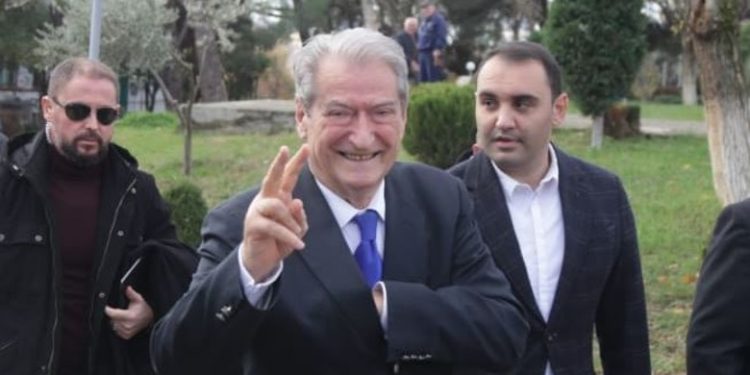 Belindi me këshillat e Laçivitës si mashtrimi publik parazgjedhor! Nuk do jetë Berisha: Referendum për kryeministrin nëse PD fiton zgjedhjet…si primaret!