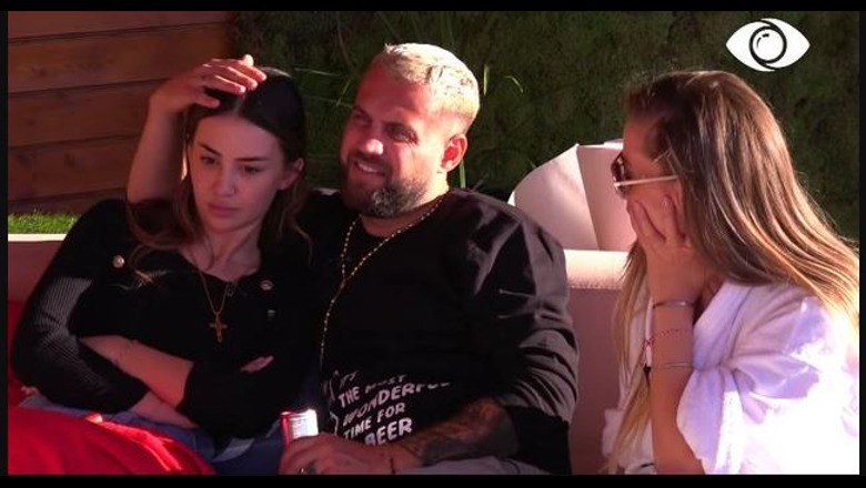 Kiara e ofenduar nga sjellja e Luizit shpërthen në lot, debati me tone të larta mes çiftit u nxit nga një fishkëllime e Luizit Kiara e ofenduar nga sjellja e Luizit shpërthen në lot, debati me tone të larta mes çiftit u nxit nga një fishkëllime e Luizit