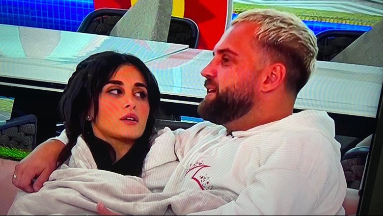 “Të erdhi humori?” Kiara dhe Luizi i rikthehen debateve në çift, shkak ‘xhelozia’ e moderatores për Jorin: Të lutem më lër… “Të erdhi humori?” Kiara dhe Luizi i rikthehen debateve në çift, shkak ‘xhelozia’ e moderatores për Jorin: Të lutem më lër…