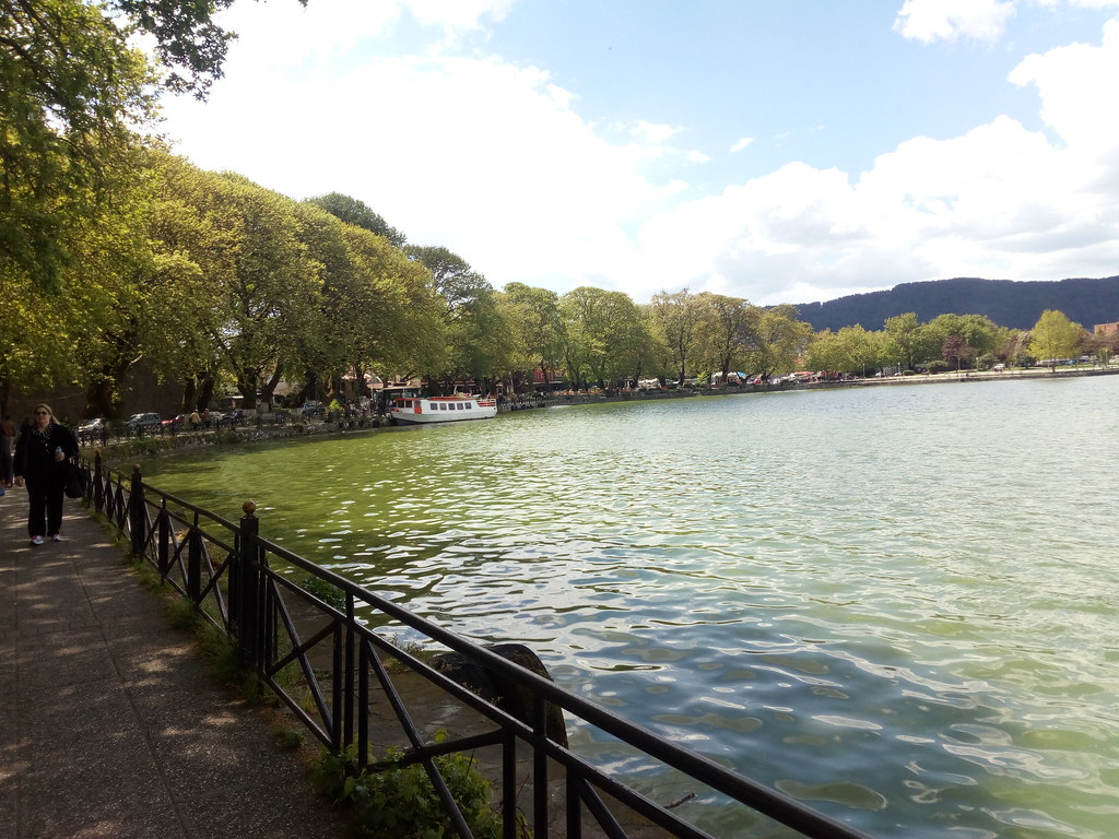 Ngjarje e rëndë në Janinë të Greqisë! Biznesmen hedh në liqen partneren e tij shtatzënë Ngjarje e rëndë në Janinë të Greqisë! Biznesmen hedh në liqen partneren e tij shtatzënë