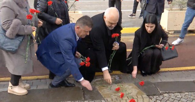 Revolta e Ramës për 21 janarin:  Drejtësia e vjetër, rivrau katër të vrarët! Drejtësia e re duhet ta kishte nisur jetën te ky gur i përgjakur… por bëri sikur s’kishte asnjë lidhje me të!