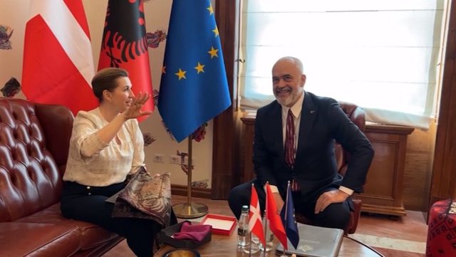 Kryeministrja daneze mahnitet nga zyra e Ramës: S’kisha parë kurrë më parë një të tillë, duhet të jetë e vetmja në botë Kryeministrja daneze mahnitet nga zyra e Ramës: S’kisha parë kurrë më parë një të tillë, duhet të jetë e vetmja në botë