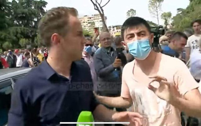 Maskat e zv.ministrit të Ramës protestuesi i Endrit Shabanit dhe i Adrianës së “tritolit” në mbrojtje të Teatrit të shembur Maskat e zv.ministrit të Ramës protestuesi i Endrit Shabanit dhe i Adrianës së “tritolit” në mbrojtje të Teatrit të shembur