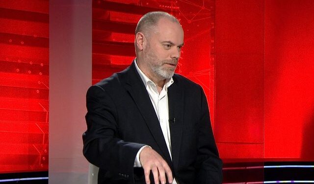 Dokumentet/ Pesë mashtrimet e “heroit amerikan” të ‘Foltores’, falsifikatorit Mark Crawford Dokumentet/ Pesë mashtrimet e “heroit amerikan” të ‘Foltores’, falsifikatorit Mark Crawford