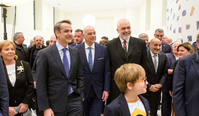 Rama çel ekspozitën personale në Athinë: Jam artisti më i mirë në mesin e kryeministrave Rama çel ekspozitën personale në Athinë: Jam artisti më i mirë në mesin e kryeministrave