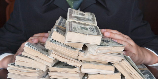 Eurodeputetët kërkojnë një taksë për super të pasurit: Objektivi është reduktimi i pabarazisë mes shtresave sociale Eurodeputetët kërkojnë një taksë për super të pasurit: Objektivi është reduktimi i pabarazisë mes shtresave sociale