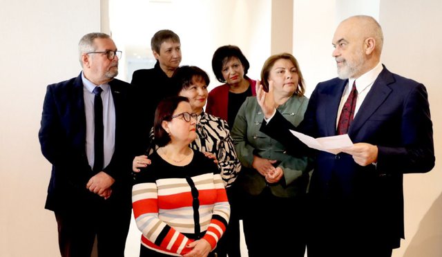 IDEO/ “Paga e Luljetës do të shkojë 135 mijë lekë, e Nexhmijes 125 mijë”, Rama me punonjësit e Kryeministrisë shpjegon rritjen e rrogave IDEO/ “Paga e Luljetës do të shkojë 135 mijë lekë, e Nexhmijes 125 mijë”, Rama me punonjësit e Kryeministrisë shpjegon rritjen e rrogave