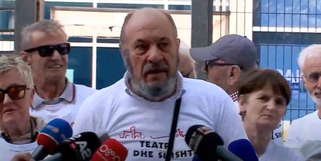 Edmond Budina harron Teatrin “vajton” për Prestige Resort: Edi Rama të nxirret me shqelma nga zyra, ta tërheqim zvarrë se ai të vret Edmond Budina harron Teatrin “vajton” për Prestige Resort: Edi Rama të nxirret me shqelma nga zyra, ta tërheqim zvarrë se ai të vret