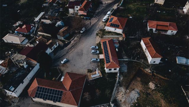 Fshati i parë diellor në Shqipëri që synon ‘pavarësinë’ energjetike