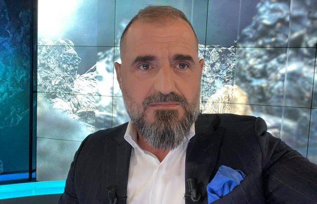 REPLIKAT/ Nikoll Lesi tallet me Çim Pekën: Është gazetar VIP, që ka bërë historinë këto vitet e fundit REPLIKAT/ Nikoll Lesi tallet me Çim Pekën: Është gazetar VIP, që ka bërë historinë këto vitet e fundit