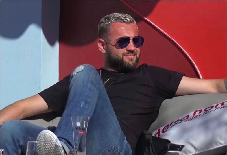 Shqiptarët të “çmendur” për Luizin, pas dronit në shtëpinë e “BBVA” mbërrin helikopteri (Video) Shqiptarët të “çmendur” për Luizin, pas dronit në shtëpinë e “BBVA” mbërrin helikopteri (Video)