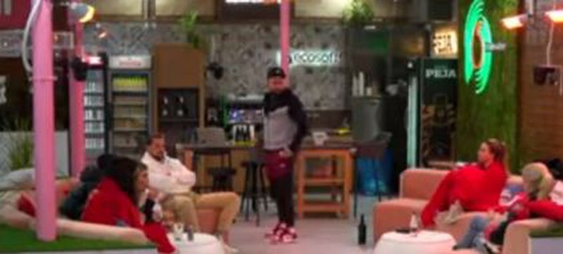 Lorenci kapet keq me Oltën: Nuk ka asnjë moment njerëzor në këtë lojë, më ha bukën Lorenci kapet keq me Oltën: Nuk ka asnjë moment njerëzor në këtë lojë, më ha bukën