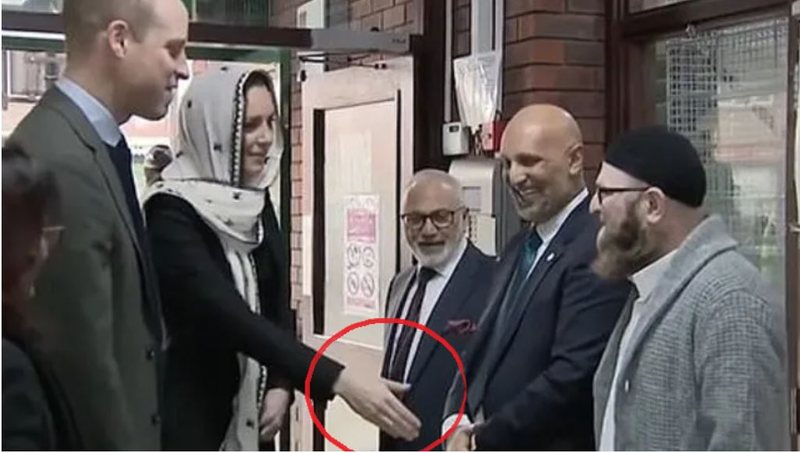 VIDEO bëhet virale! Momenti i sikletshëm i Kate Middleton kur takoi kryetarin e komunitetit mysliman në Londër VIDEO bëhet virale! Momenti i sikletshëm i Kate Middleton kur takoi kryetarin e komunitetit mysliman në Londër