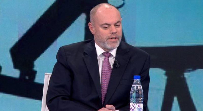 McGonigal Ka pasur influencë të brendshme për investimet në vend! Falsifikatori ish K/Dhomës Amerikane të Tregtisë thirret për të mashtruar publikisht nga Eni Vasili McGonigal Ka pasur influencë të brendshme për investimet në vend! Falsifikatori ish K/Dhomës Amerikane të Tregtisë thirret për të mashtruar publikisht nga Eni Vasili