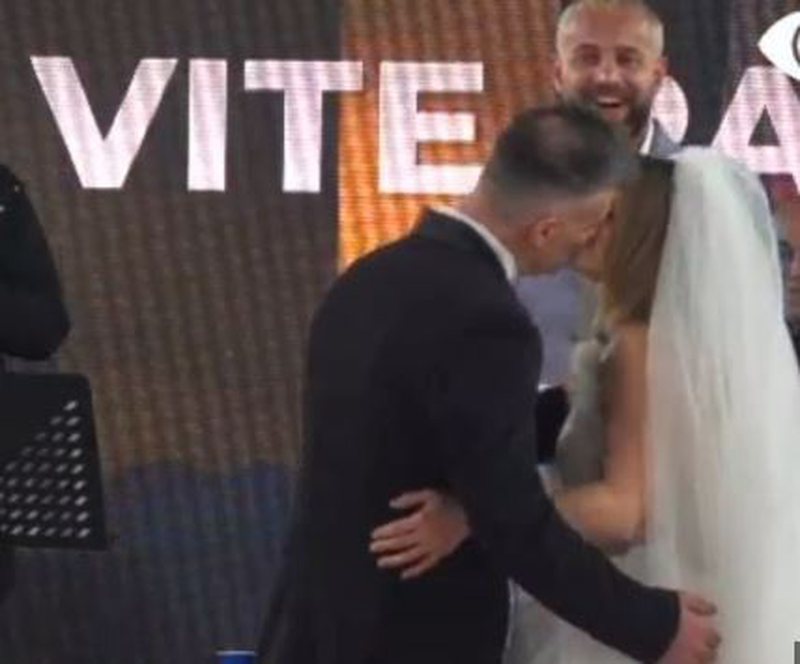 “Unë po të pres!”! Bledi Mane nuk heq dorë nga Nita: Urimi special i gazetarit për ditëlindjen e këngëtares “Unë po të pres!”! Bledi Mane nuk heq dorë nga Nita: Urimi special i gazetarit për ditëlindjen e këngëtares